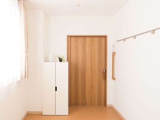 居室の木製扉と家具