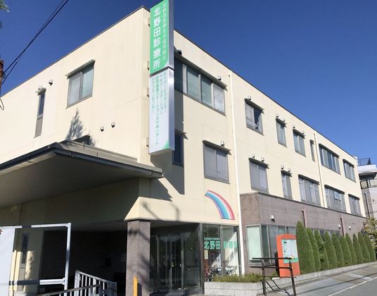 緑の看板がある建物外観