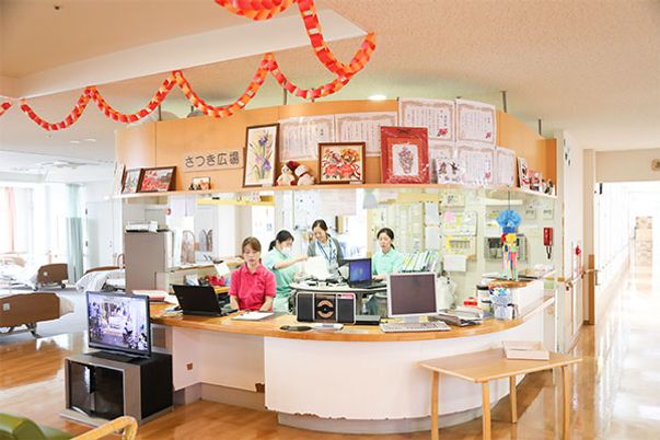 笑顔のスタッフが働くフロント
