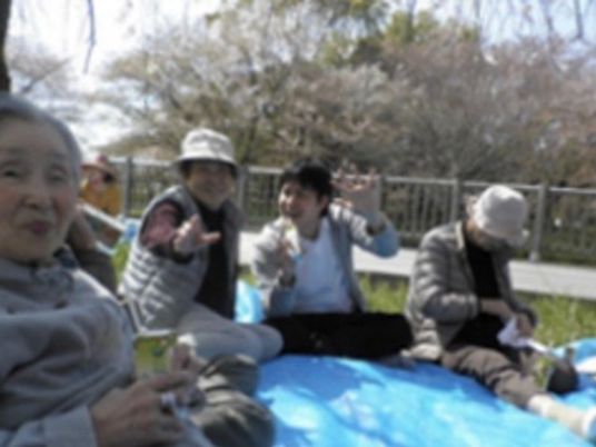 笑顔で集う屋外の日