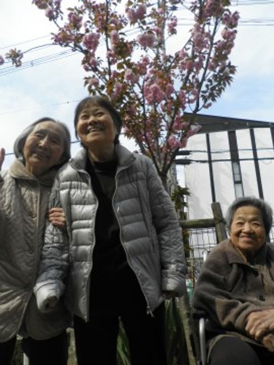 笑顔の三世代中庭にて