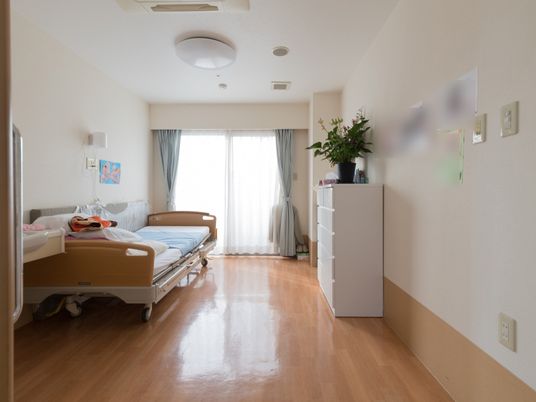 居室のベッドと家具
