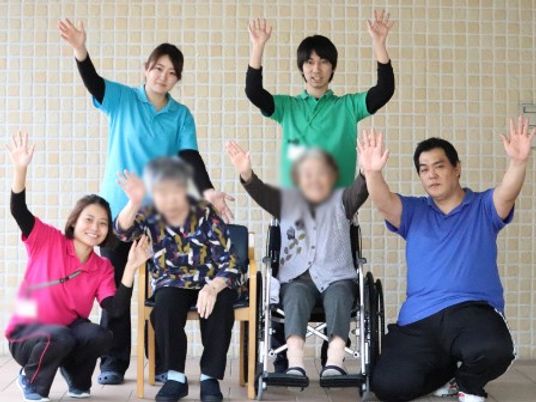 スタッフと利用者の集合写真