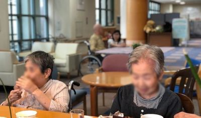リラックスした様子のラウンジ