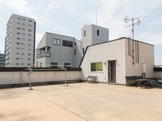 都市のビル群を望む屋上