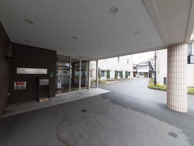 エントランスが広々とした施設