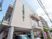 朱色の屋根が見える建物外観