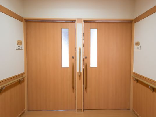 シンプルな居室のドア