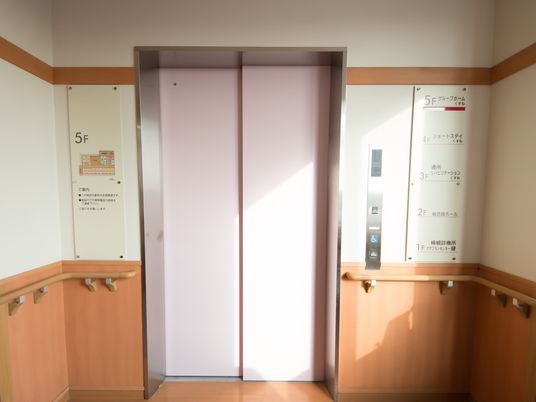 清潔なエレベーターホール