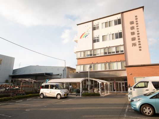 外観の建物とエントランス