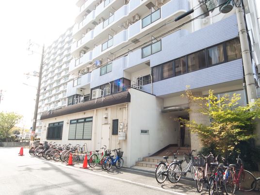 都会の建物外観