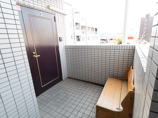 エントランスのベンチとドア