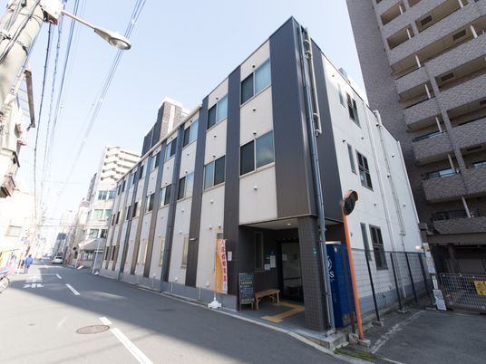 現代的デザインの建物外観