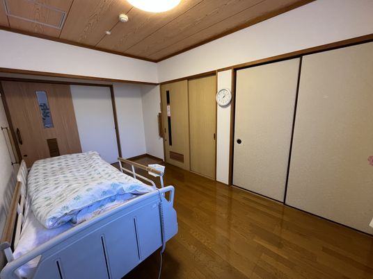 ベッド付きの和室居室  