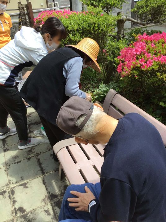 笑顔交わすスタッフと高齢者