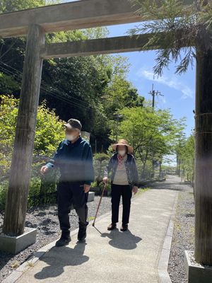 青空のもと散歩する二人の高齢者