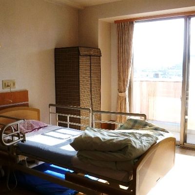 快適なベッドが配置された居室