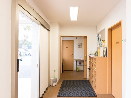 入り口付近の明るい廊下