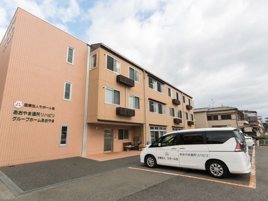 明るい外観の建物外観