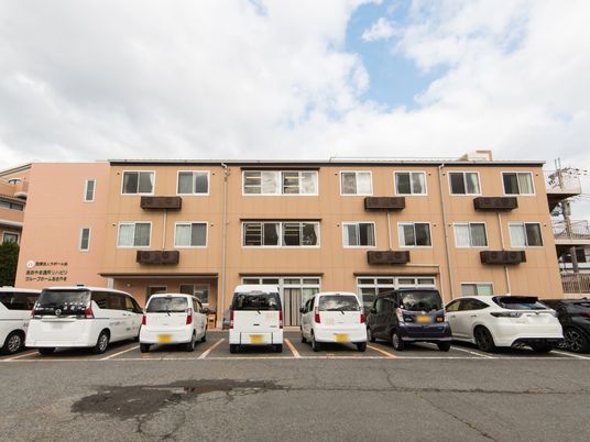 外観の建物と駐車場