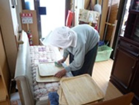 和室で作業する人