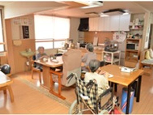 日差しが差し込む共有リビング