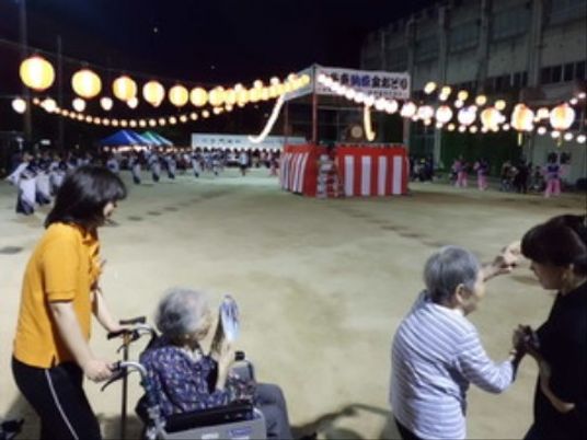 盆踊りが行われる広場