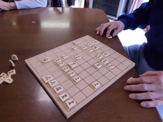 将棋を指す手と盤
