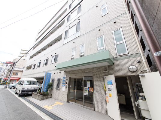 建物正面エントランス