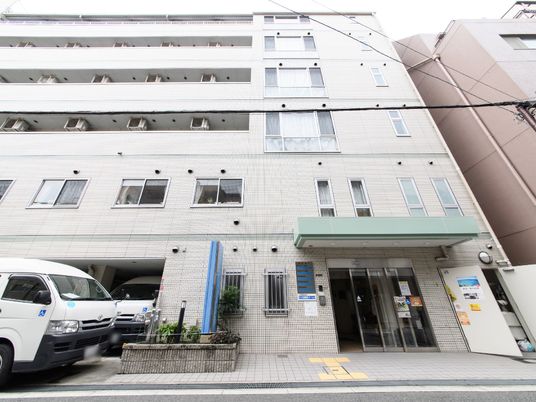 明るい建物のエントランス