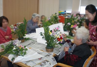 花を生ける高齢者たちの活動