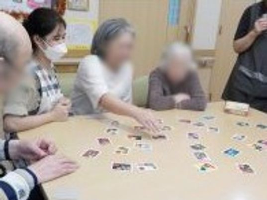 ゲームを楽しむ居室