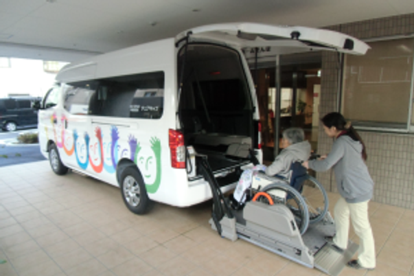 車椅子対応の送迎車
