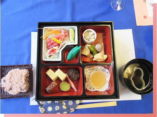 色とりどりの食事の膳