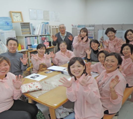 笑顔のスタッフたち会議室