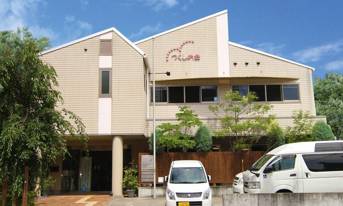 明るい建物の外観
