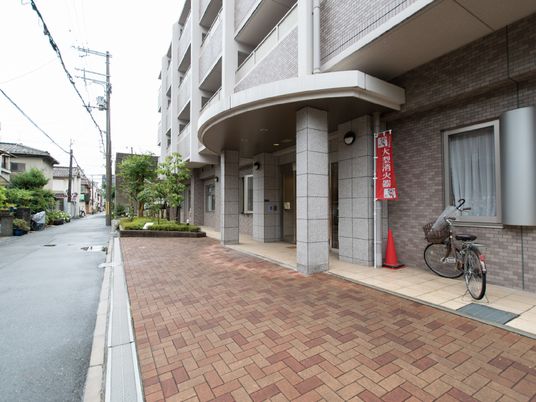 広々とした施設のエントランス
