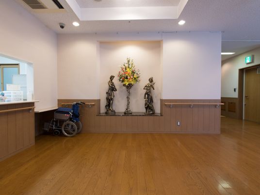 ロビーの装飾品と車椅子