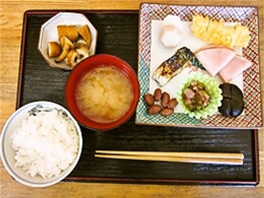 和食料理の並ぶテーブル