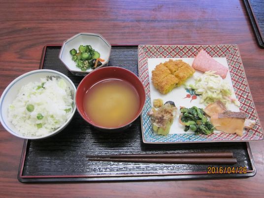 彩り豊かな料理のトレイ