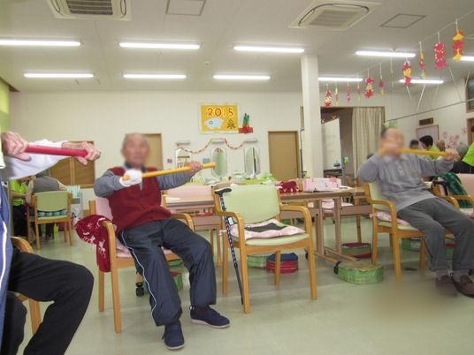 運動をする人々の室内