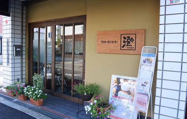 開放的な入口の施設