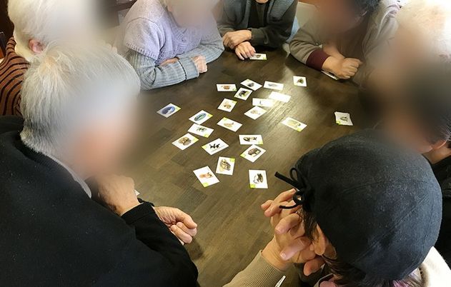 カードゲームをするシーン