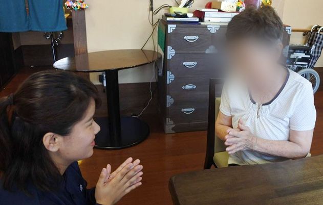 談笑する様子 飲食スペース
