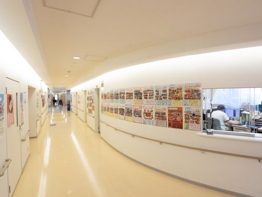 明るく広々とした廊下