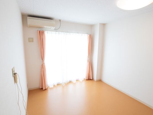 明るい個室の居室