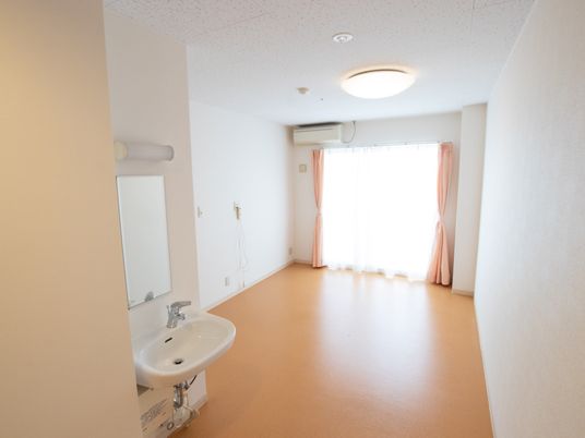 広々とした明るい居室