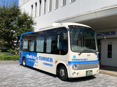 バス停車中の外観