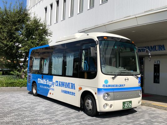 バス停車中の外観