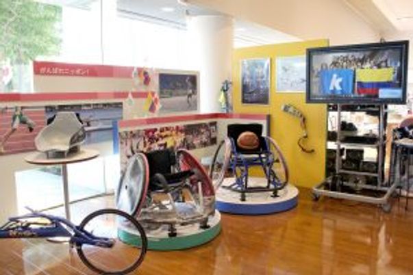 バリアフリーのスポーツ用具展示